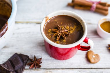 Lezzetli sıcak çikolata tarçın beyaz bir tablo ile. 