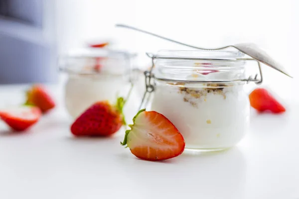 Iogurte Delicioso Com Morangos Frescos Granola — Fotografia de Stock
