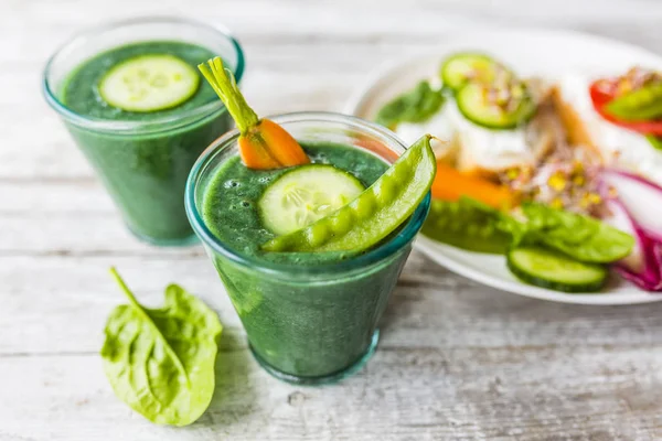 Lezzetli ve sağlıklı vejetaryen kahvaltı sebze güler yüzlü ile.