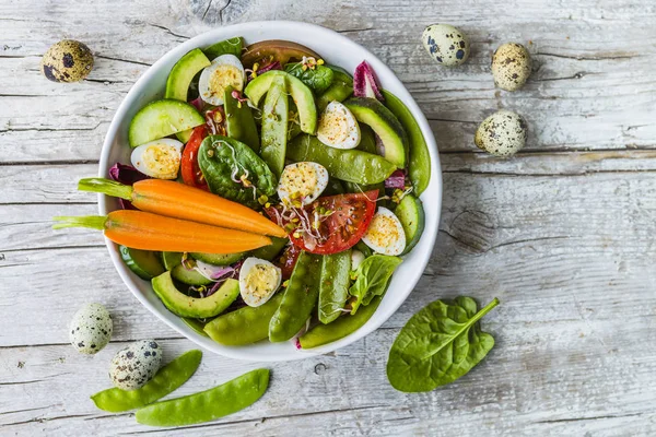 Läckra Och Hälsosamma Grönsakssallad Med Vaktelägg — Stockfoto