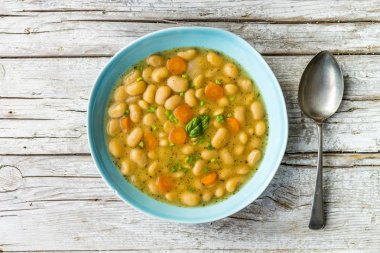 Lezzetli ve besleyici vejeteryan fasulye çorbası.