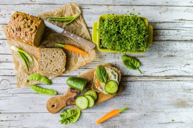 Lezzetli ve sağlıklı sandviç krem peynir ve taze salatalık ile.