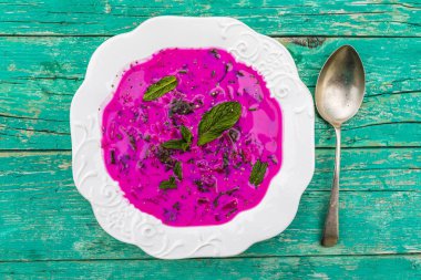 Pancar ve ahşap masa sebze soğuk çorba. 