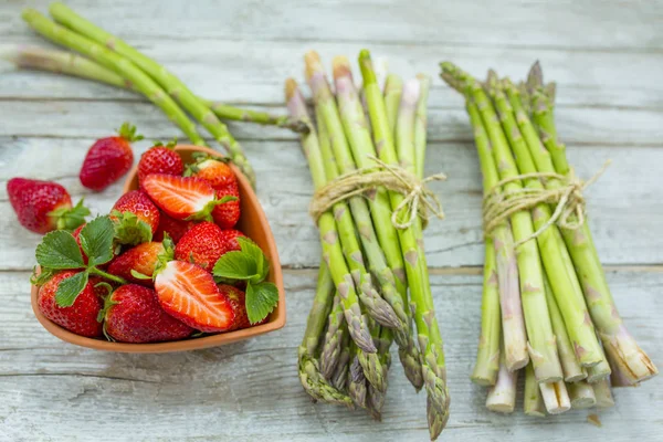 Fresh Strawberries Raw Green Asparagus Wooden Background — Stock Photo, Image