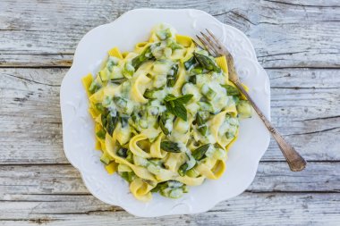 Tagliatelle yeşil kuşkonmaz ve peynir soslu kabak ile.