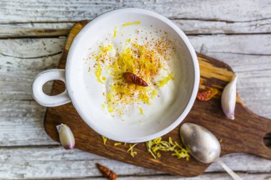 Yoğurt sos için sağlıklı bir vejetaryen salata.