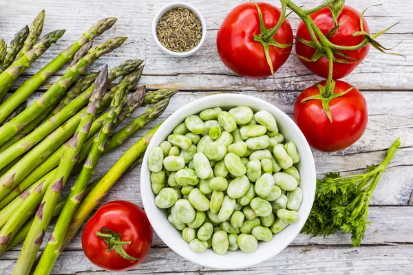 Verduras Verdes Frescas Temporada Espárragos Habas Con Tomates —  Fotos de Stock