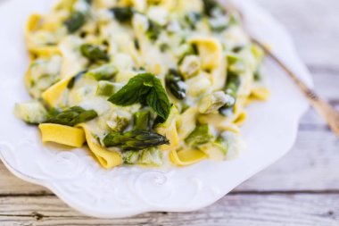 Tagliatelle yeşil kuşkonmaz ve peynir soslu kabak ile. 