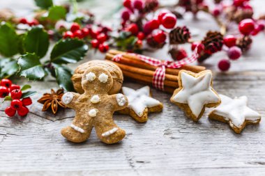Ev yapımı Noel gingerbread çerezleri ahşap arka plan üzerinde.