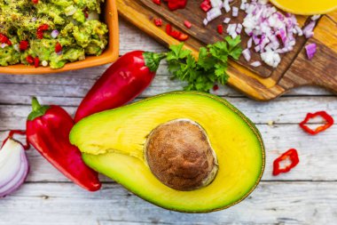 Avokadolar ve guacamole için malzemeler.