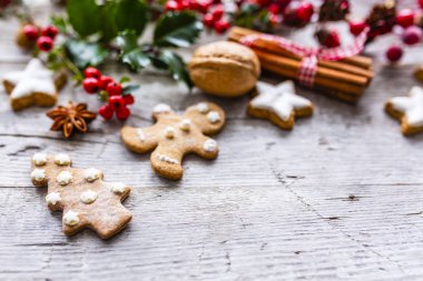 Eski arkaplanda Noel baharatları ve zencefilli kurabiyeler.