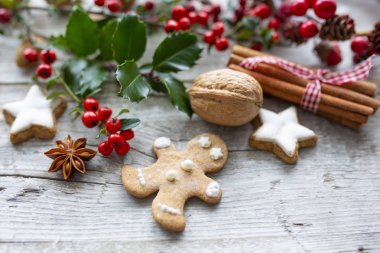 Ev yapımı Noel gingerbread çerezleri ahşap arka plan üzerinde.