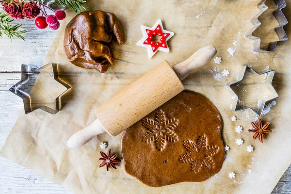 クリスマス ベーキング 自家製クリスマスジンジャーブレッドクッキー — ストック写真