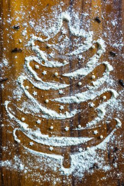 Noel pastası. Ahşap zemin üzerinde Noel ağacı.