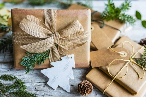 Noel ekolojik hediye süslemeleri. Sıfır atık eğilimi.