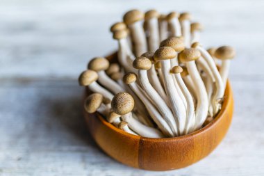 Tahta bir kasede taze kahverengi Shimeji mantarları..