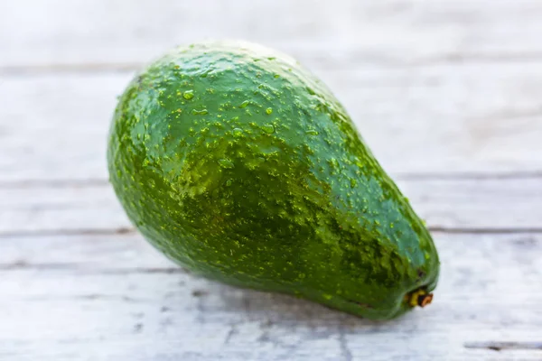 Rijpe Avocado Een Houten Achtergrond — Stockfoto