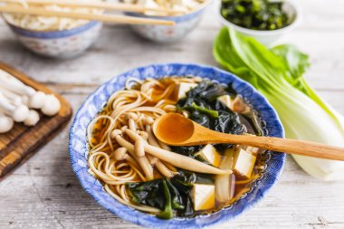 Tofulu ve mantarlı Miso çorbası..