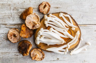 Tahtada taze Shimeji ve Shitake mantarı..