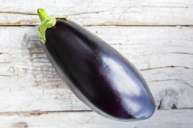 Tahta bir arka planda olgun patlıcan.