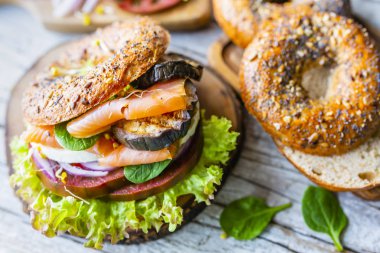 Somon ve taze sebzeli simit..