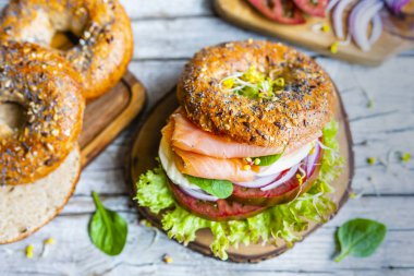 Somon ve taze sebzeli simit..