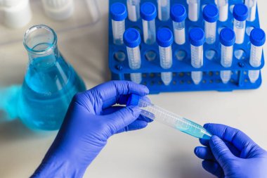 Teşhis laboratuvarında çalışan sağlık araştırmacısı..