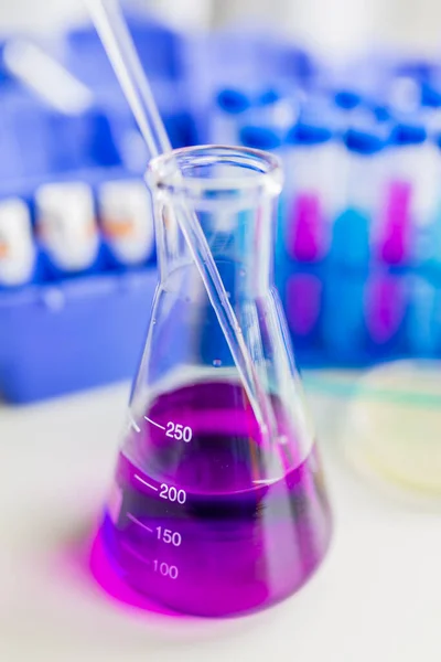医療診断研究室液体を用いた試験フラスコ内の試験用材料及び試薬のサンプル — ストック写真