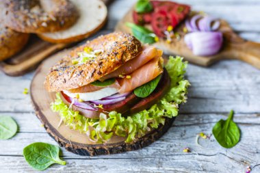 Somon ve taze sebzeli simit..