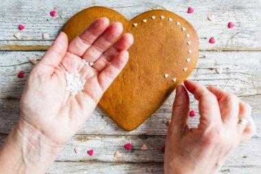 Ahşap arka planda ev yapımı zencefilli kek kalbi. Sevgililer Günü.