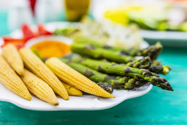 Verduras Frescas Plato Blanco Fondo Madera —  Fotos de Stock