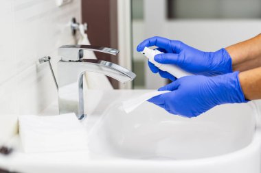 Coronavirus önleme, koronavirüs yaymayı durdurmak için hijyen. Temizleme ve musluk yüzeyi.
