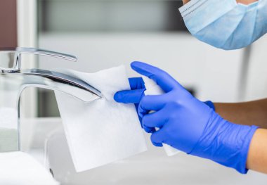Coronavirus önleme, koronavirüs yaymayı durdurmak için hijyen. Temizleme ve musluk yüzeyi.