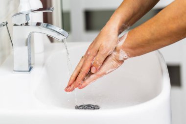 Virüslere karşı korumak için tıbbi talimatları kullanarak el yıkamak. Coronavirus önleme.