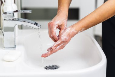 Virüslere karşı korumak için tıbbi talimatları kullanarak el yıkamak. Coronavirus önleme.