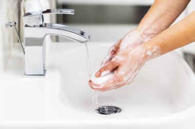 Virüslere karşı korumak için tıbbi talimatları kullanarak el yıkamak. Coronavirus önleme.