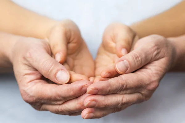 Opieka Wsparcie Ludzi Miłość Więzi Rodzinne Dojrzałe Ręce Matki Trzymają — Zdjęcie stockowe