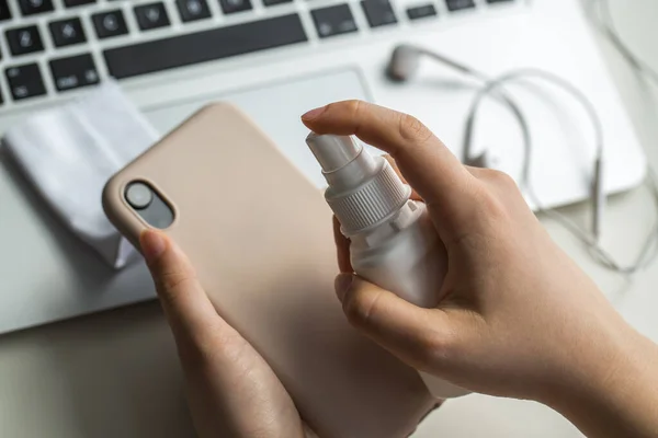 Cep telefonu kılıfının yüzeyini temizliyorum. Coronavirus önleme, koronavirüs yaymayı durdurmak için hijyen..