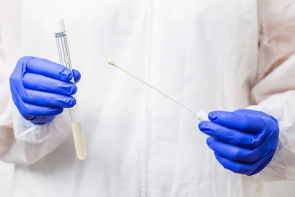 Doktor 2019 Ncov Analizi Için Tüp Bezi Tutuyor Coronavirus Testi — Stok fotoğraf