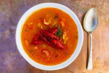 Eski bir arka planda kerevit çorbası.