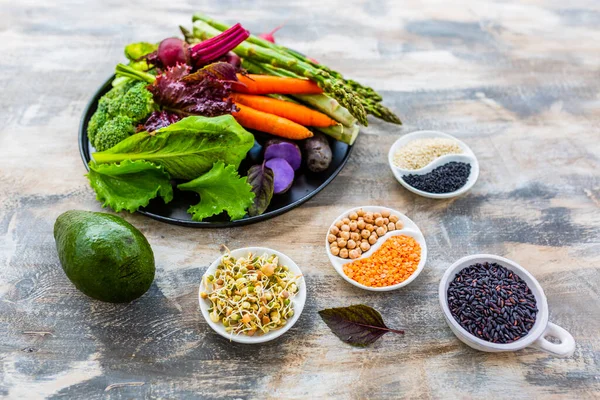 Nyers Zöldségek Hozzávalók Vegetáriánus Salátához Egészséges Kiegyensúlyozott Élelmiszerek — Stock Fotó