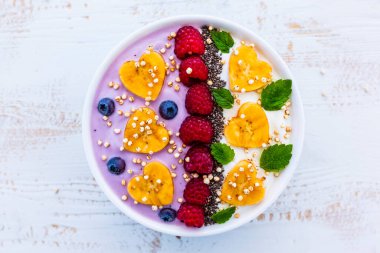 Tahıllı bir kase lezzetli yoğurt ve taze meyve. Kilo kaybı ve sağlıklı beslenme.