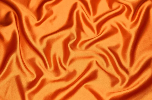 あふれて明るいオレンジ色のシルク生地 — ストック写真