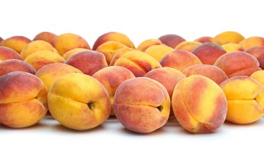 Beyaz Arkaplanda Yapraklı Tek Şeftali