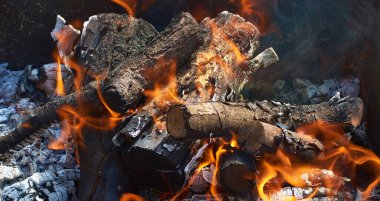 Mangal ızgarasında yanan kömür.