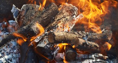 Mangal ızgarasında yanan kömür.