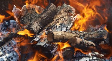 Mangal ızgarasında yanan kömür.