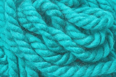 Süveter ya da atkı deseni büyük örgü. Örülmüş forma ve kabartma desenli. Örgü ören örgüler. Yün el örgüsü mü yoksa makine örgüsü mü? Kumaş Arkaplanı.