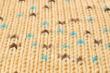 Süveter ya da atkı deseni büyük örgü. Örülmüş forma ve kabartma desenli. Örgü ören örgüler. Yün el örgüsü mü yoksa makine örgüsü mü? Kumaş Arkaplanı.