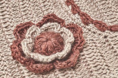 Süveter ya da atkı deseni büyük örgü. Örülmüş forma ve kabartma desenli. Örgü ören örgüler. Yün el örgüsü mü yoksa makine örgüsü mü? Kumaş Arkaplanı.